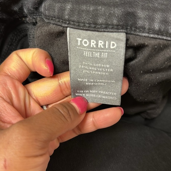 Torrid Plus Size Mid-Rise Mid Shorts Plus Size Black Raw Edges 24 - Picture 6 of 8